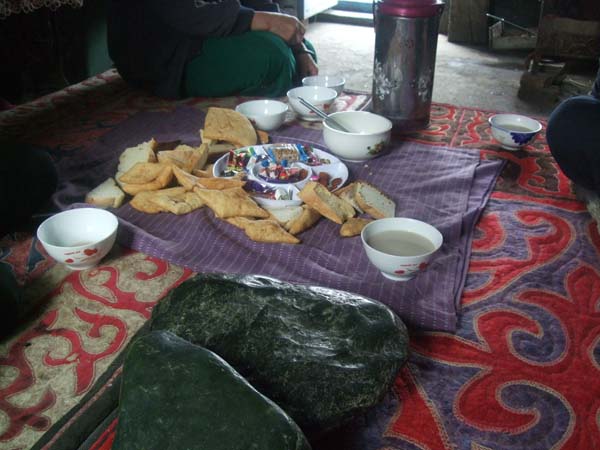 哈萨克牧民最喜爱的油囊和奶茶